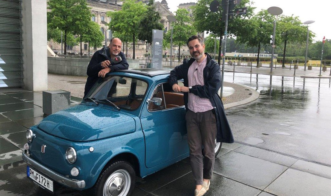 Peter Vögeli und Fabio de Masi lehnen sich an ein Auto.