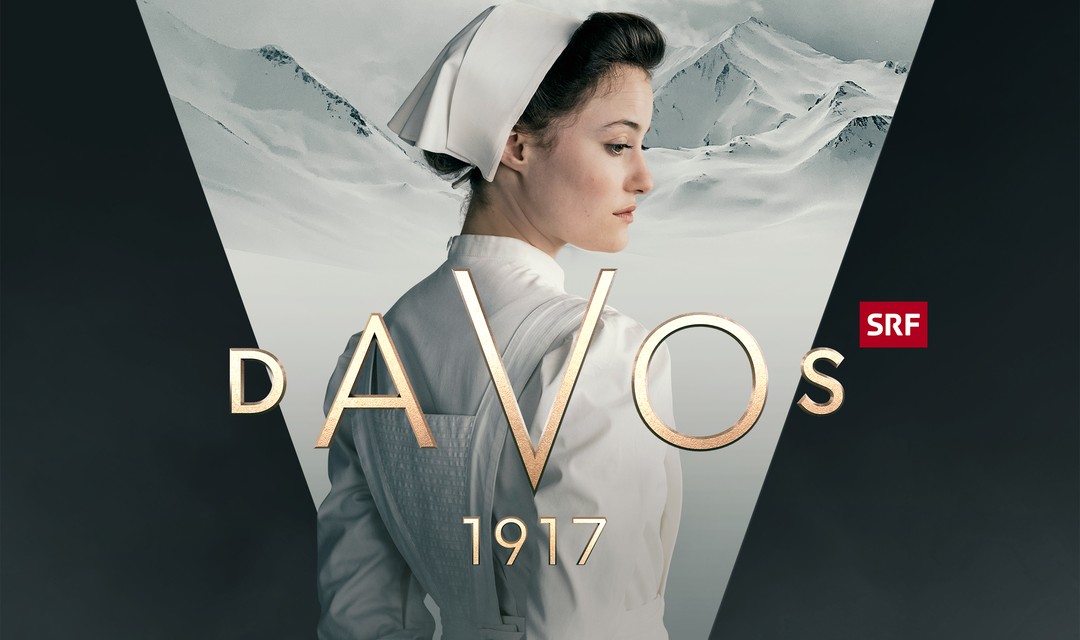 Davos 1917 Keyvisual: Dominique Devenport in Krankenschwesteruniform steht vor einem verschneitem Bergpanorama, im Vordergrund die Schrift «DAVOS 1917»