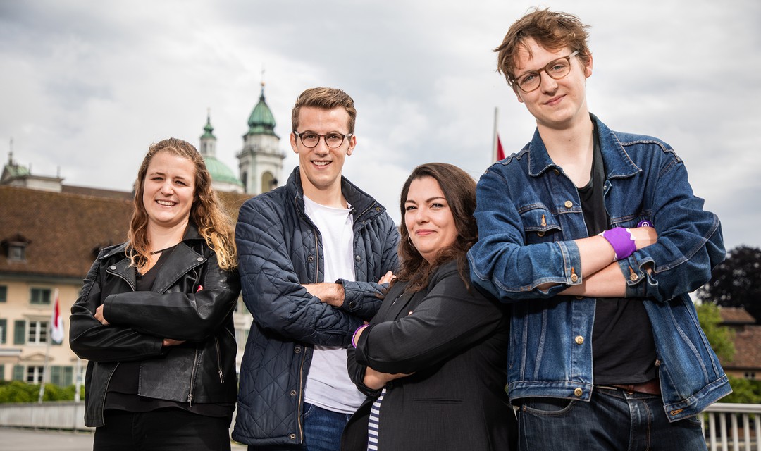 Die Jungfreisinnigen treten gegen die Jusos an: v.l.  Bettina Fahrni, Andri Silberschmidt, Tamara Funiciello und Nicola Siegrist 