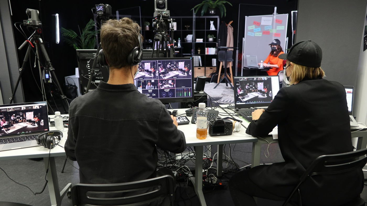 Tinet und Luzia am Regiepult des Edit-a-thons