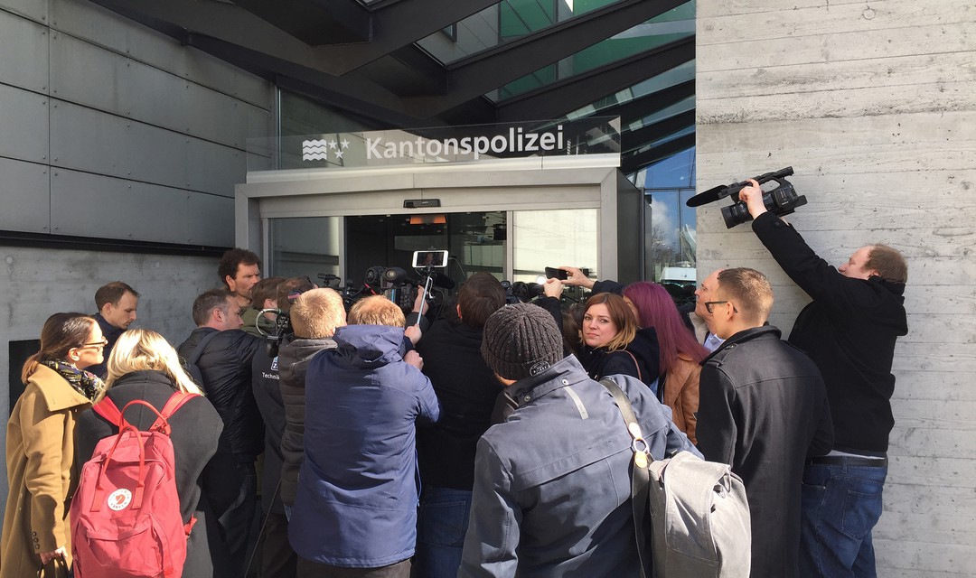 Journalisten vor einem Gerichtsgebäude