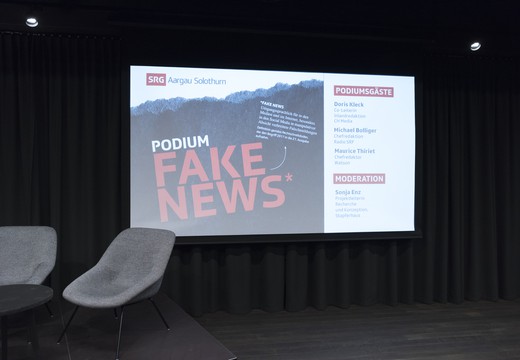 Bild von Fotogalerie Podium "Fake News"