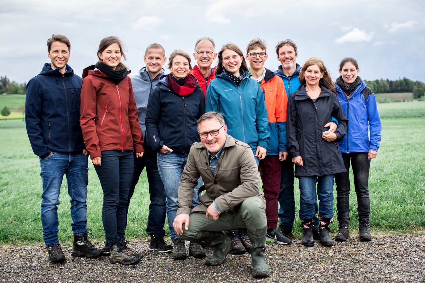 Moderator Oliver Bono und die ehemaligen Pfahlbauer: v.l. Christian Hinterberger, Flavia Mäder, Martin Imhof, Babette Mäder, Jörg Mäder, Flurina Mäder, Matteo Bots, Berni Bots, Ursula Bots und Veronica Bots