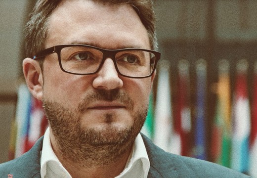 Bild von «Medien im Dialog»: Wie über einen Krieg ausgewogen berichten – mit Sebastian Ramspeck, SRF