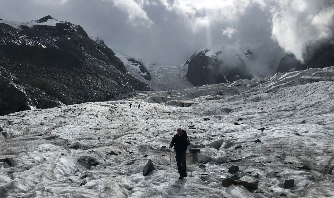 Ein Mann läuft über den Morteratschgletscher.