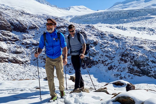 Bild von «SRF bi de Lüt – Hüttengeschichten Spezial»: Manu Burkart entdeckt die Berge