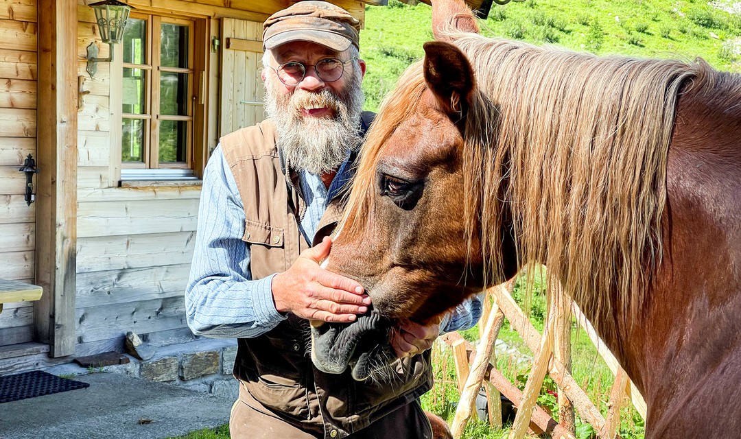 Bauer Leo Garbely steht neben seinem Pferd