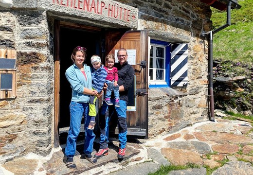 Bild von «SRF bi de Lüt – Hüttengeschichten»: Auf der Chelenalphütte in Uri