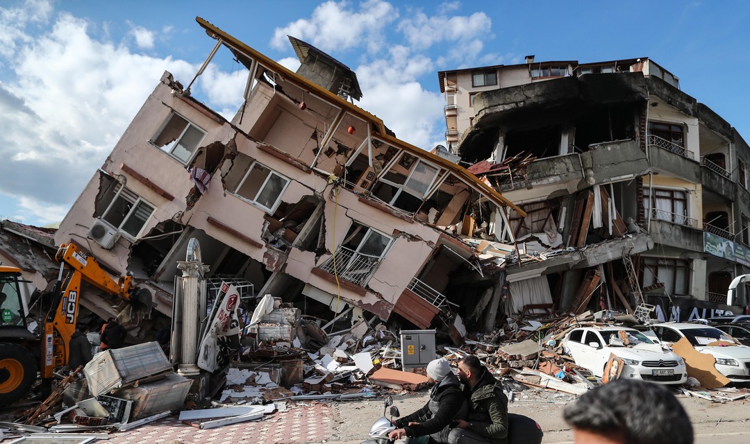 Foto eines eingestürzten Gebäudes.
