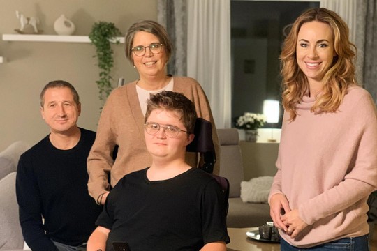 Bild von «SRF bi de Lüt – Familiensache Spezial»: Nicole Berchtold mit berührenden Geschichten