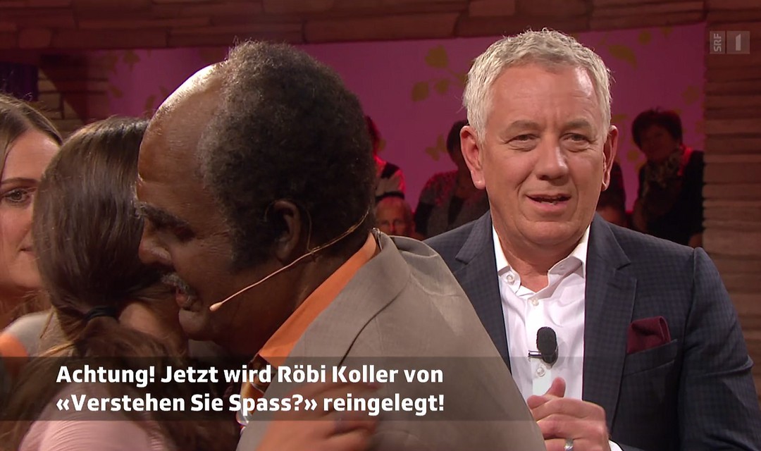 Moderator Röbi Koller mit dem masierten Guido Cantz