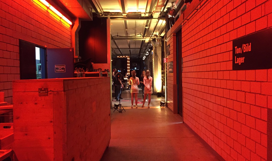 Blick durch die Werkstrasse: Seitlich befindet sich Mobiliar, welches auf der Bühne benötigt wird