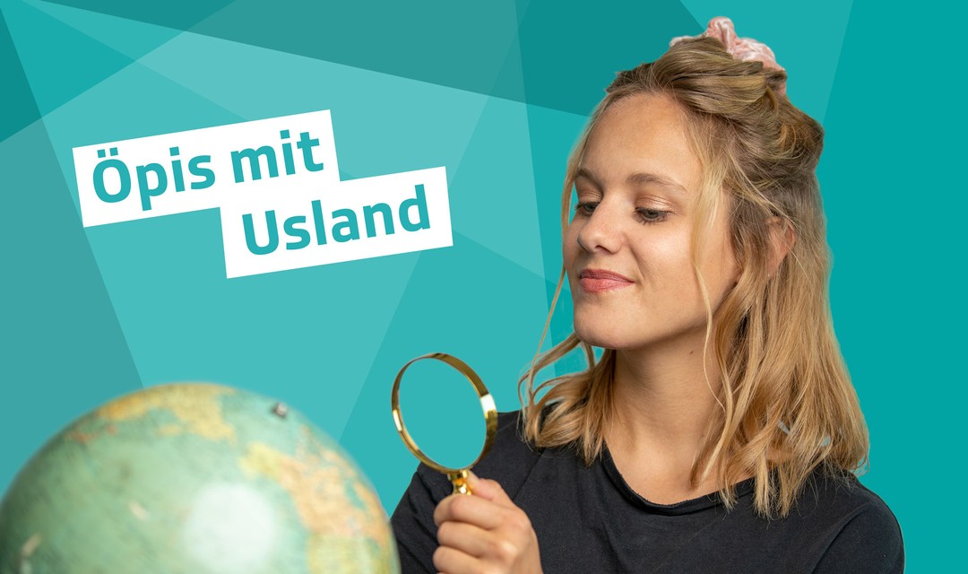 Eva schaut mit einer Lupe auf einen Globus. Der Hintergrund blau, Überschrift «Öpis mit Usland».