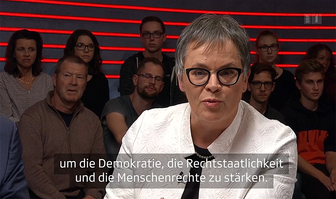 Liliane Maury Pasquier beim Sprechen (Französisch), unten im Bild ist die Übersetzung in Untertiteln eingeblendet