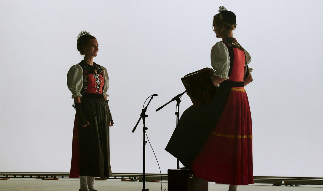 Zwei Musikerinnen spielen in Trachten