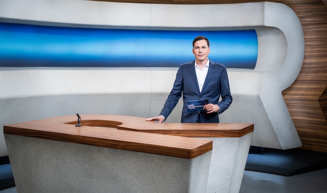 Ein Moderator steht im Studio der Sendung "Rundschau" an einem Tisch und schaut in die Kamera.