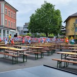 Wer früh auf dem Dorfplatz ist, kann sich einen der begehrten freien Plätze sichern.