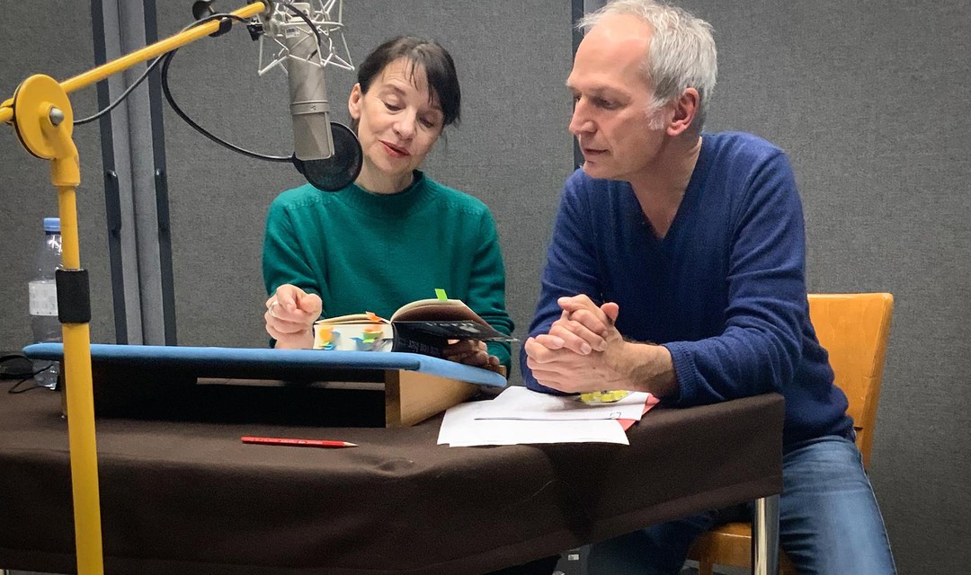 Schauspielering Desirée Meiser und SRF-Kultur-Redaktor Michael Luisier sitzen im Studio.