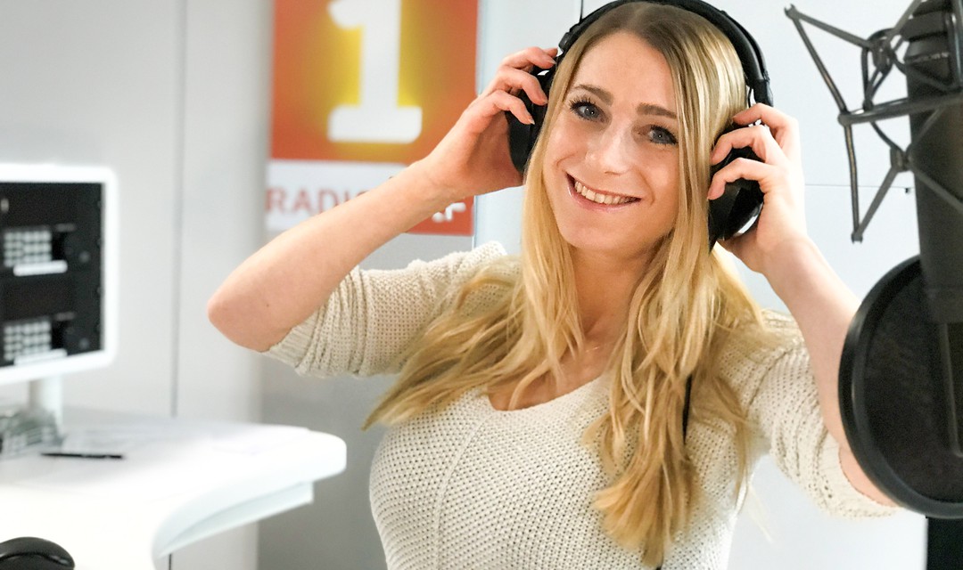 Priska Plump im Studio von Radio SRF 1