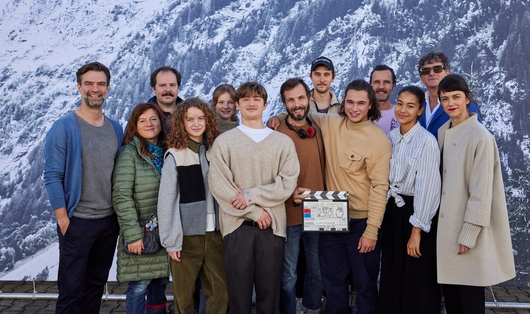 Der Cast der Serie «School of Champions» vor einer verschneiten Bergwand
