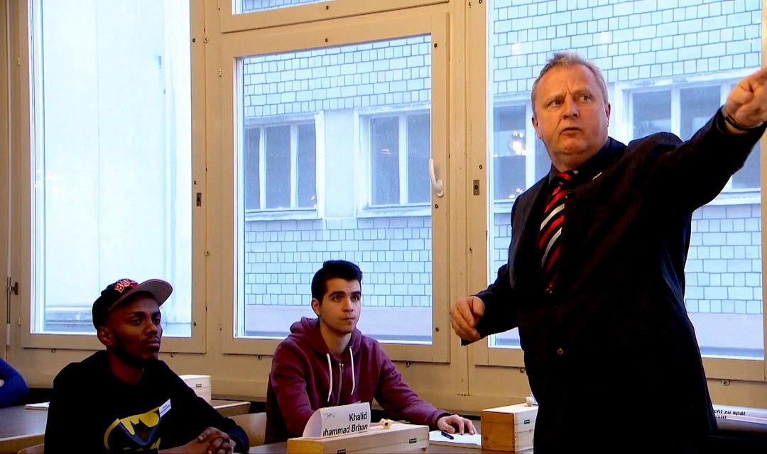 Kursleiter Gerig mit Schülern