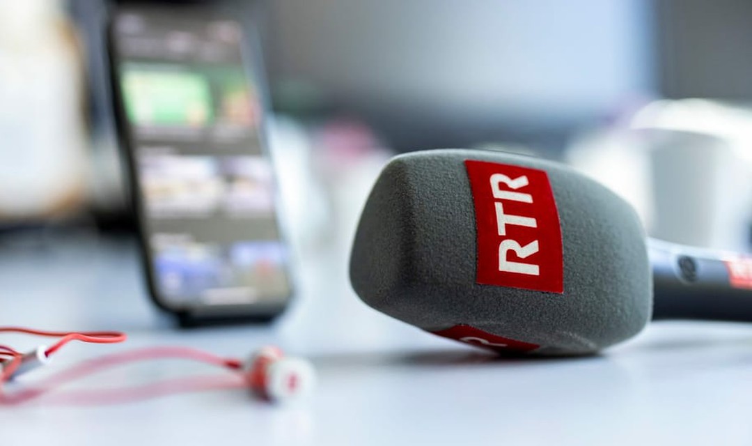 Ein Mikrofon mit der Aufschrift "RTR" liegt auf einem Tisch.