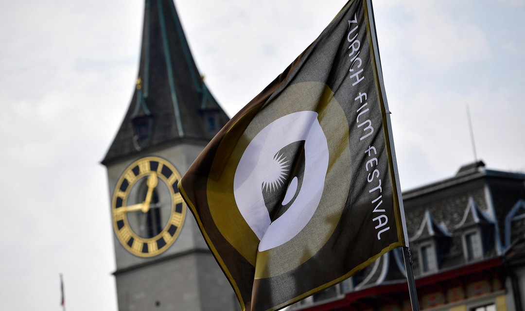 Foto einer ZFF-Fahne im Wind