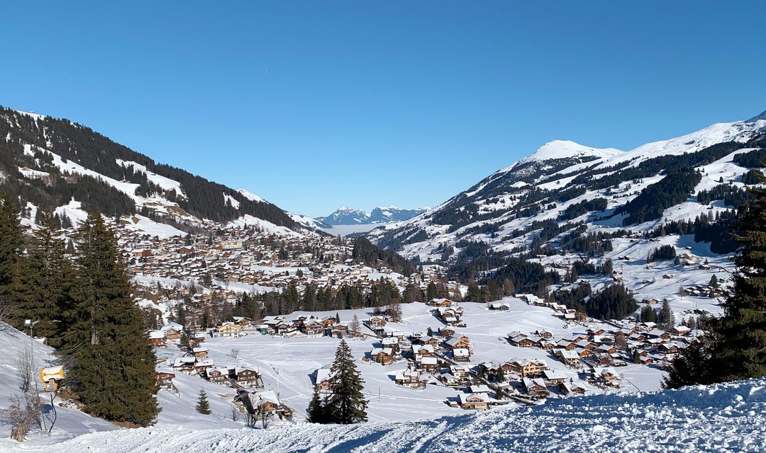 Blick auf das winterliche Adelboden.