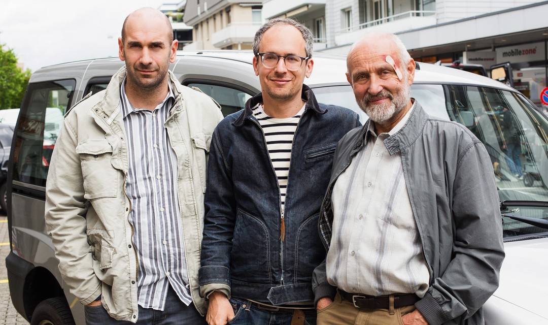 Die Hauptdarsteller Urs Jucker als Philipp (links) und Peter Freiburghaus als dessen Vater Walter (rechts) mit Regisseur Micha Lewinsky (Mitte)