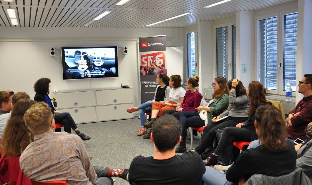 Sara Maria Manzo und die Teilnehmer des SRG Labs schauen sich zusammen die Videos von «Nouvo» an