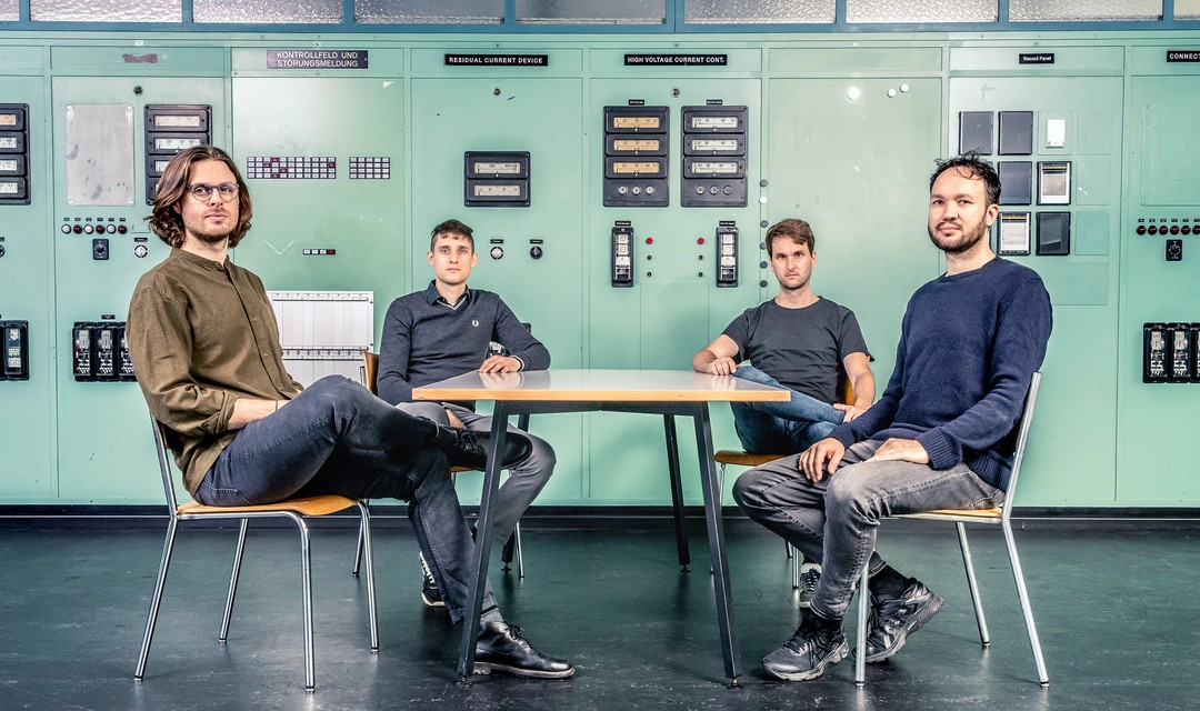 Das Team von SRF Data im Kraftwerk «Kommandoraum» in Zürich.