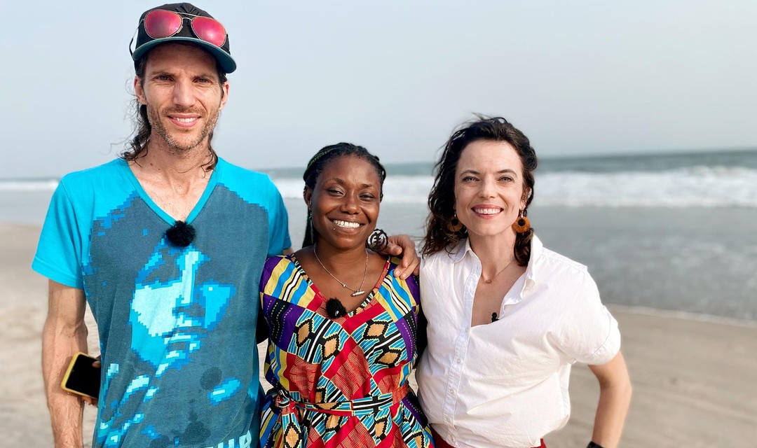 Beda und Mefia Ehrensperger mit Mona am Strand in Accra.