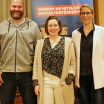 Die Präsidentin (Mitte) mit den beiden Gästen Sonia Kälin und Benji von Ah.