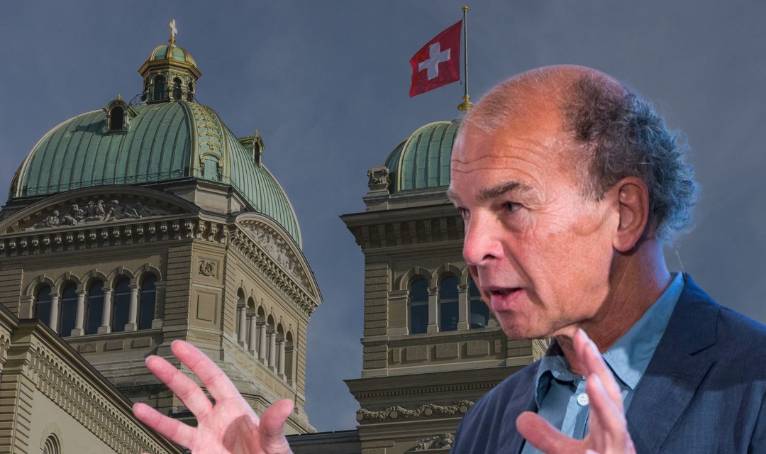 Foto vom Medienjorunalist Philipp Cueni mit dem Bundeshaus Bern im Hintergrund