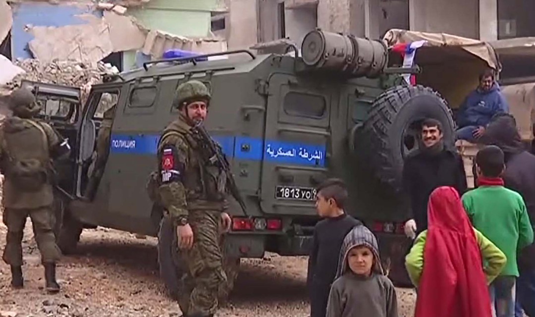 Russische Soldaten in Uniform in Aleppo mit Syrischen Kindern und Erwachsenen
