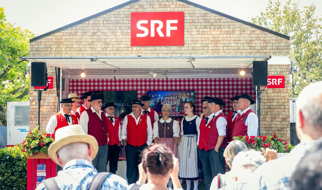 Auftritt eines Jodelchores am Eidgenössischen Jodlerfest in Zug