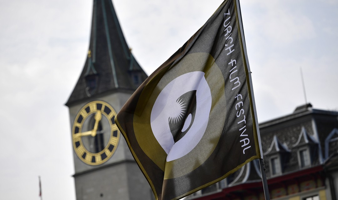Flagge des Zürich Film Festivals mit dem Turm der St.Peter Kirche im Hintergrund