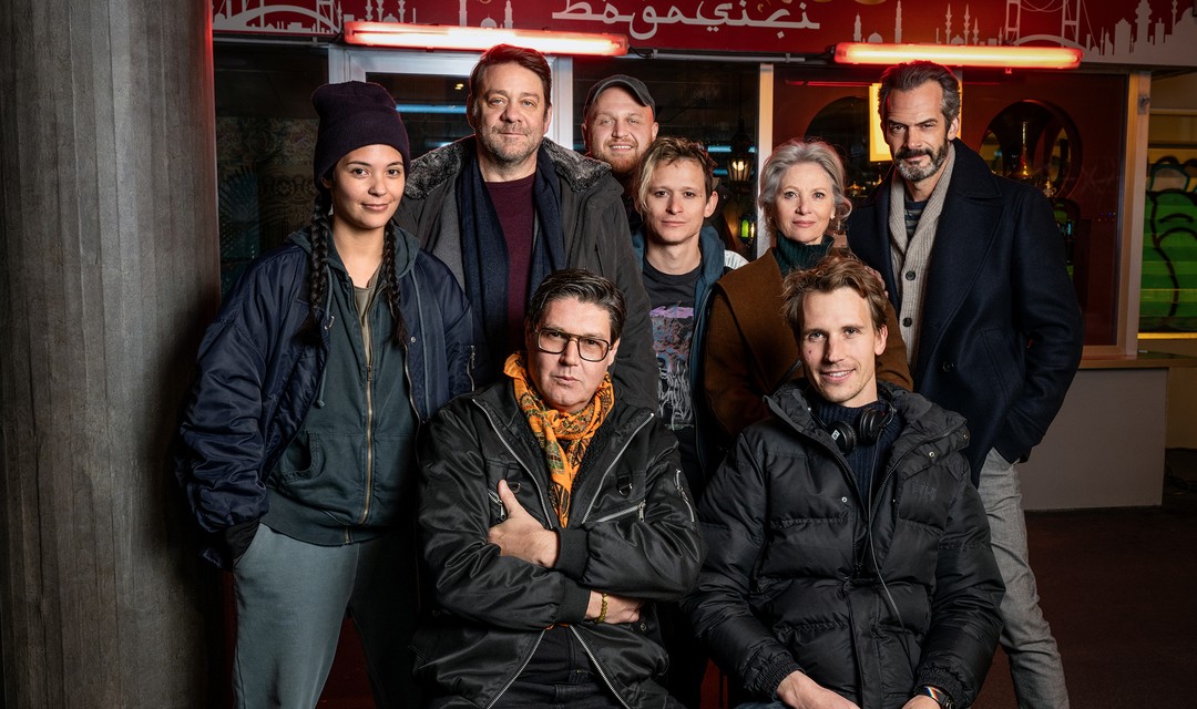 Die Hauptdarsteller (stehend v.l.): Meryl Marty, Roeland Wiesnekker, Dardan Sadik, Joel Basman, Esther Gemsch und Martin Rapold Regie (sitzend vorne): Michael Steiner und Timo von Gunten