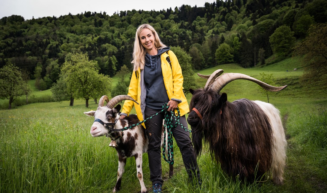 Foto Nicole Berchtold mit zwei Ziegen