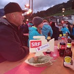 Dann ging es an die Tische für das Warm up vor der Sendung. Der Tisch der SRG Luzern war mit direktem Blick auf die Bühne optimal platziert.