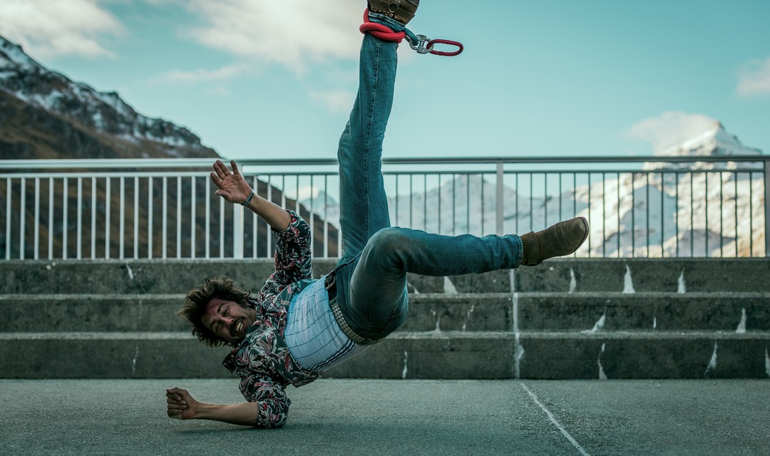 David Constantin als Bax landet mit der Schulter unsanft auf einer Staumauer
