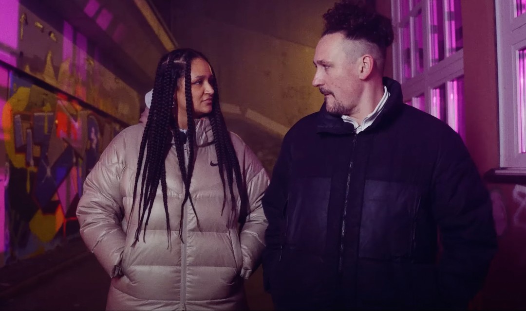 Sirah Nying und Pablo Vögtli schauen in die Kamera