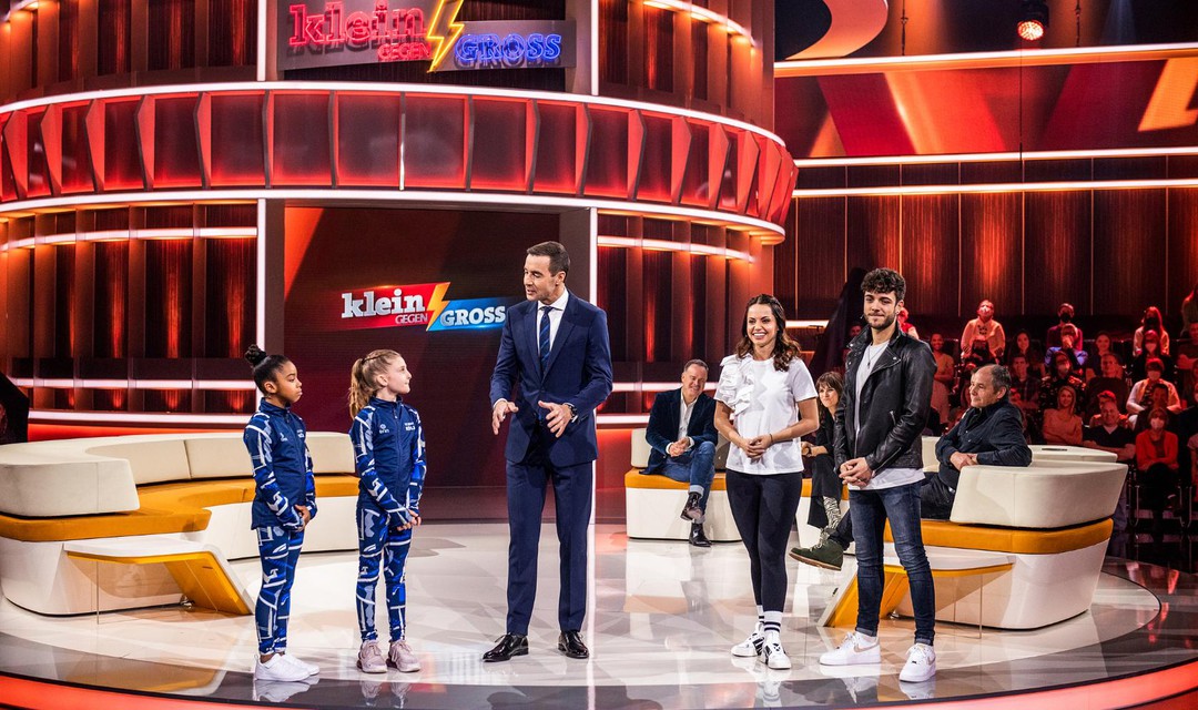 Gruppenfoto der kleinen Herausforderer, Moderator Kai Pflaume, Christina Luft und Luca Hänni.