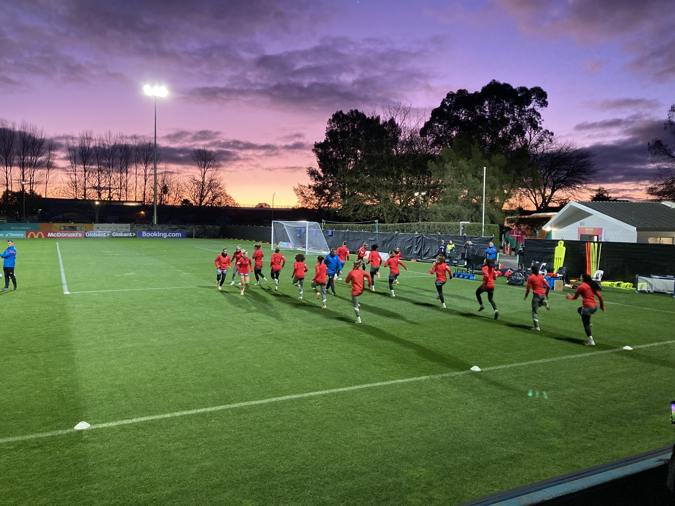 Die Nationalspielerinnen absolvieren Trainingsstadion Gower Parkbei schöner Abendstimmung ihr Abschlusstraining