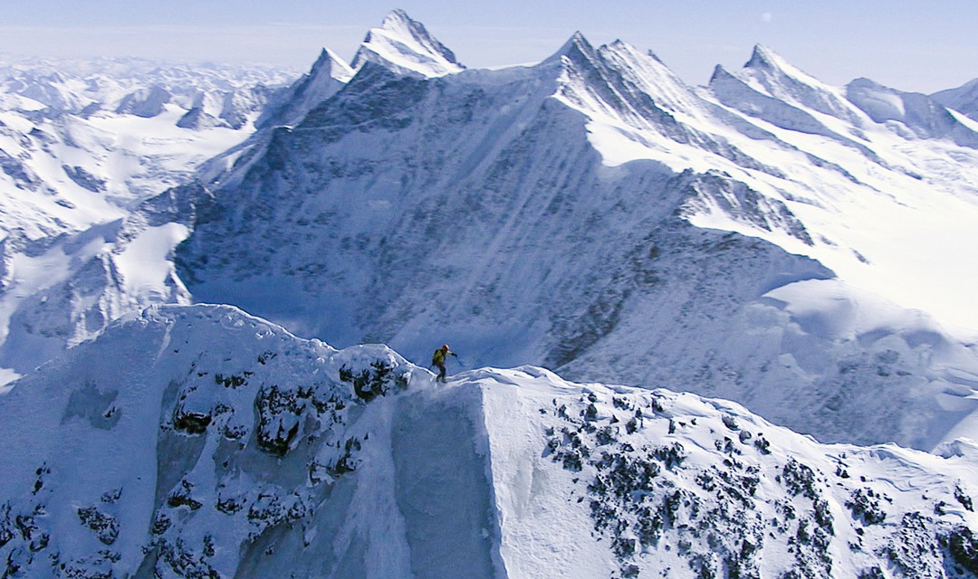Ueli Steck im Rekordtempo über den Grat auf den Gipfel des Eigers.