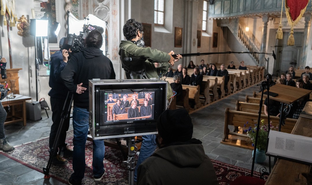 Die Crew beim Dreh in der Kirche in Vrin
