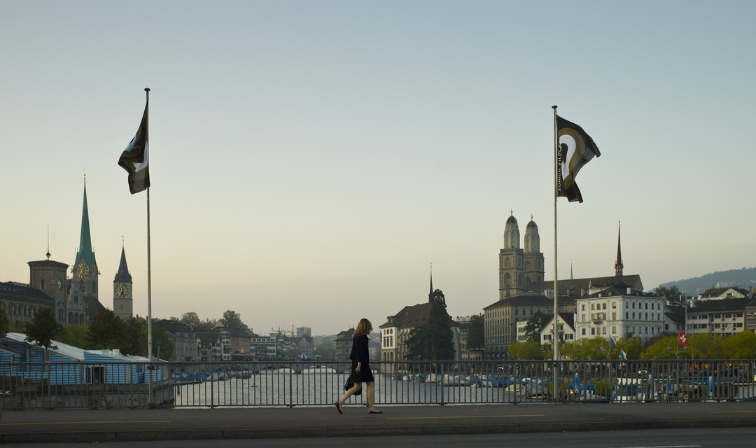 Eine Brücke in Zürich mit Fahnen des ZFF