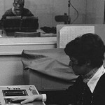 Radiostudio Bern: Operatrice Marlis Conrad am Mischpult bei der Aufnahme vom "Echo der Zeit", durch das Fenster sichtbar ist Raul Lautenschütz am Mikrofon. (Foto: 1971)