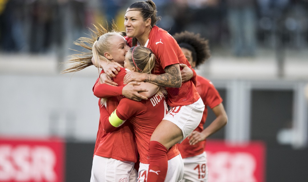 Frauen der Schweizer Fussball-Nationalmannschaft freuen sich