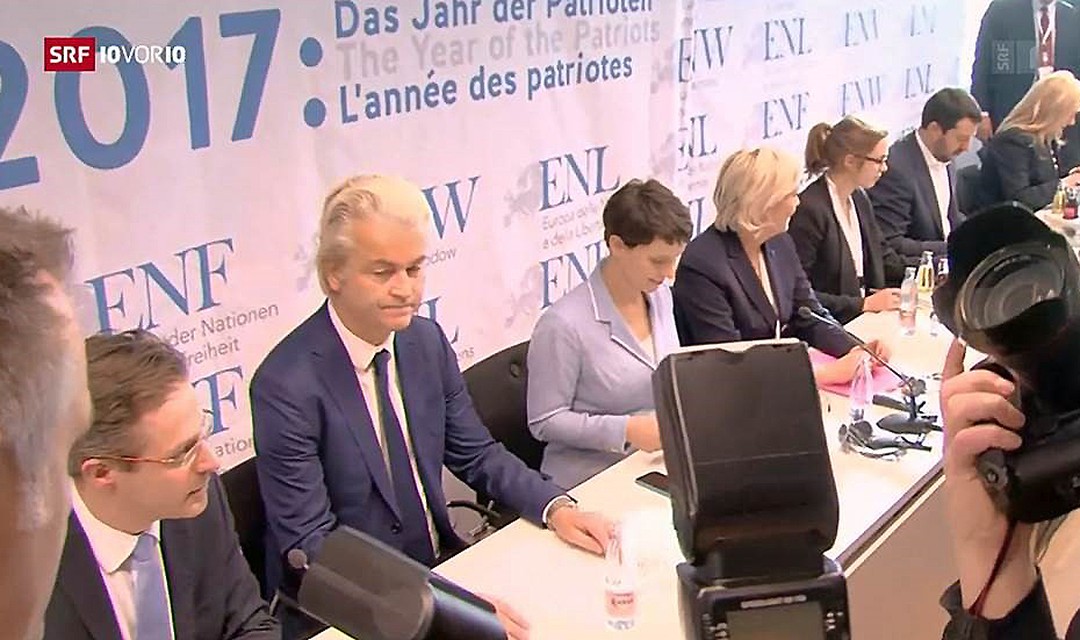 Die Exponenten europäischer Rechtsparteien Geert Wilders, Frauke Petry und Marine Le Pen u.a. am Konferenztisch